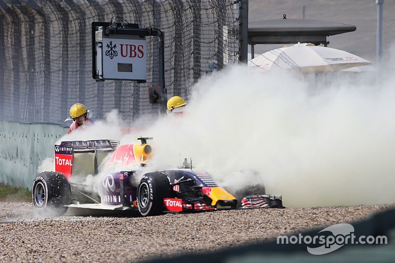Daniil Kvyat, Red Bull Racing RB11 abandona a prova após explosão do motor