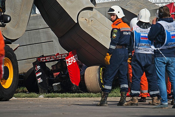 Sainz sai do carro consciente ap&oacute;s grande acidente