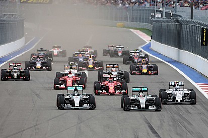 Hamilton zet stap richting wereldtitel na winst op Sochi