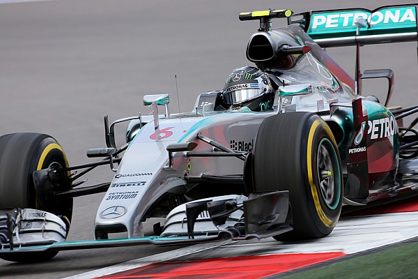 Mercedes diz que falha no carro de Rosberg foi "bizarra"