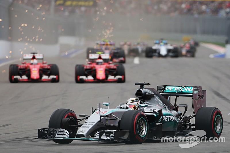 Lewis Hamilton, Mercedes AMG F1 W06 lidera por la batalla a Sebastian Vettel, Ferrari SF15-T y Kimi 