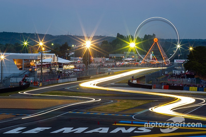 Nachtelijke lichten op Le Mans