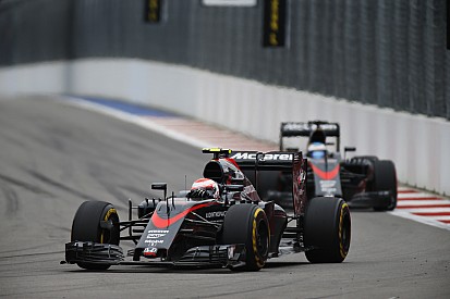 Jenson Button: 'Hoop dat Alonso me volledig overhoop rijdt!'