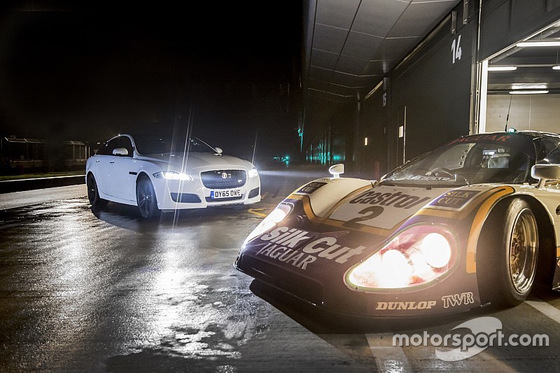 Andy Wallace rijdt in Le Mans winnende Jaguar XJR9-LM en XJR