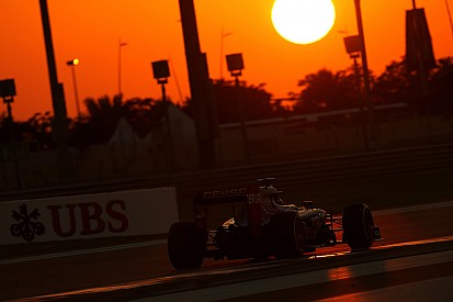 Verstappen scoort twee penalty’s en drie strafpunten in Abu Dhabi