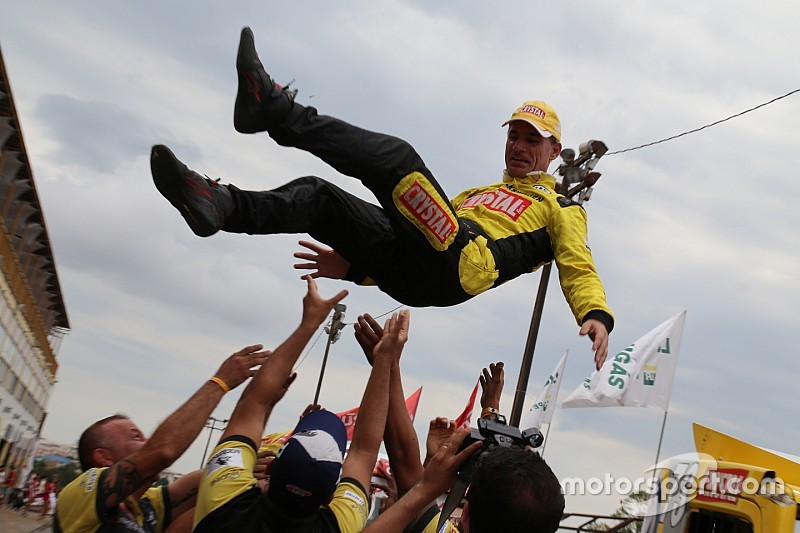 Felipe Giaffone comemora pole em Londrina