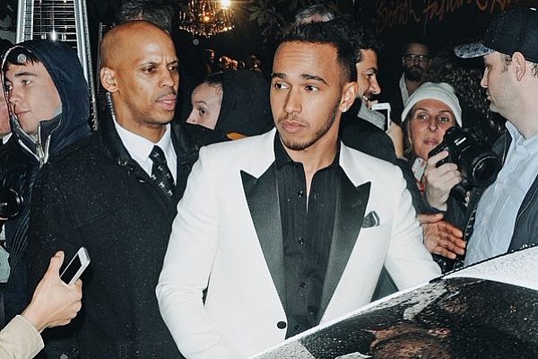 Jornal relata que Mercedes n&atilde;o v&ecirc; Hamilton insubstitu&iacute;vel