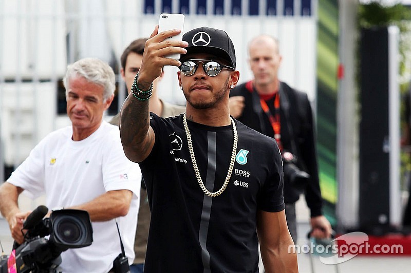 Hamilton: ‘Meer coureurs moeten hun persoonlijkheid tonen’