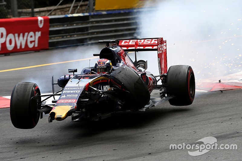 Max Verstappen, Scuderia Toro Rosso bate com Romain Grosjean, Lotus F1 Team