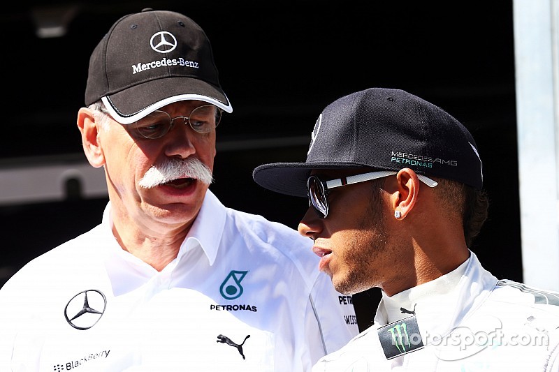 (Esquerda para direita): Dr. Dieter Zetsche, CEO da Daimler AG, com Lewis Hamilton, Mercedes AMG F1