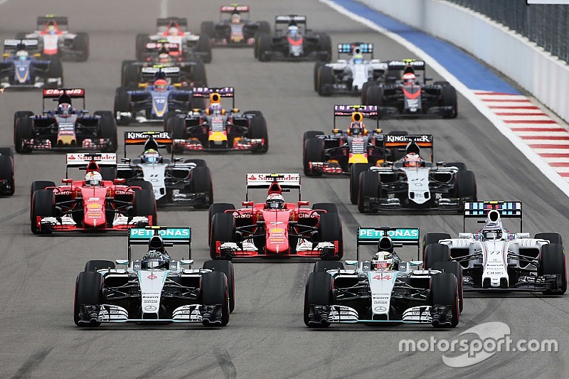 Inicio: Nico Rosberg, Mercedes AMG F1 lidera a su compa&ntilde;ero de equipo Lewis Hamilton, Mercedes AMG F