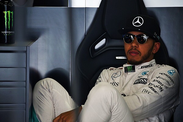 Hamilton ganha elogios por comportamento em sábado caótico 