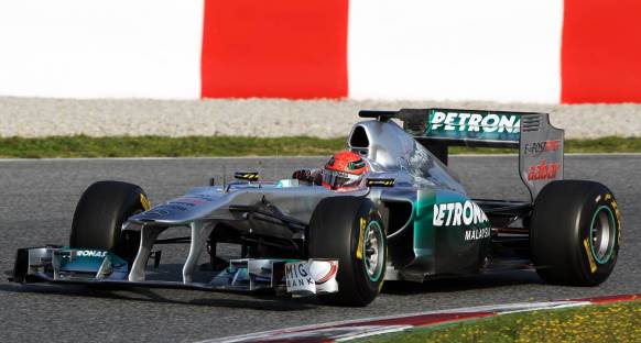 Güncellenen Mercedes W02 piste çıktı