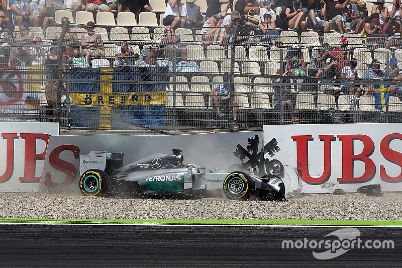 Lewis Hamilton, Mercedes AMG F1 W05, bate na primeira seção da fase de clalificação