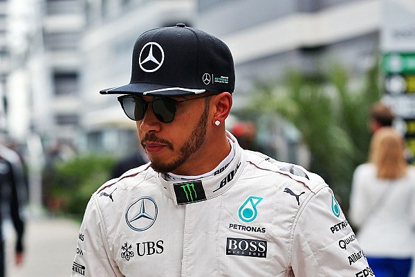 Un "impotente" Hamilton exige respuestas a Mercedes