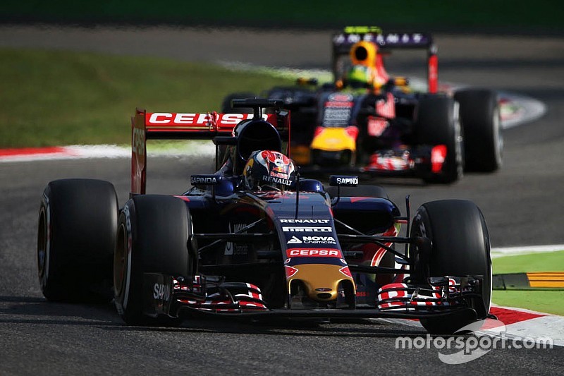 Max Verstappen, Scuderia Toro Rosso STR10 voor Daniil Kvyat, Red Bull Racing RB11