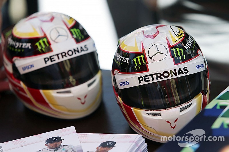 Mini cascos de Lewis Hamilton, Mercedes AMG F1 Team