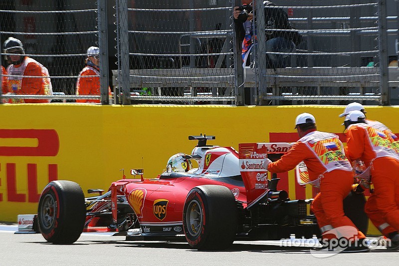 Sebastian Vettel, Ferrari SF16-H stops on the start / finish straight