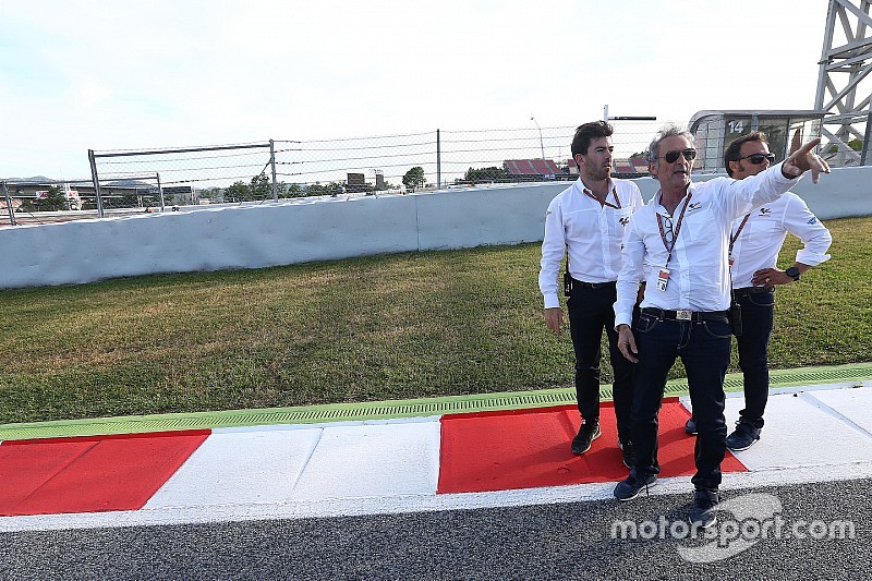 Oficiales en la nueva chicana para reemplazar la curva 12