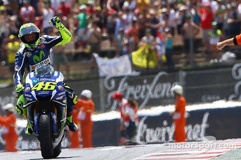MotoGP Barcelona: Rossi wint heroïsch duel, Lorenzo valt