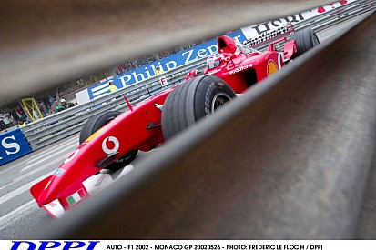 Barrichello a Ferrarival a 2002-es Monacói Nagydíjon: mintha gyors lenne...