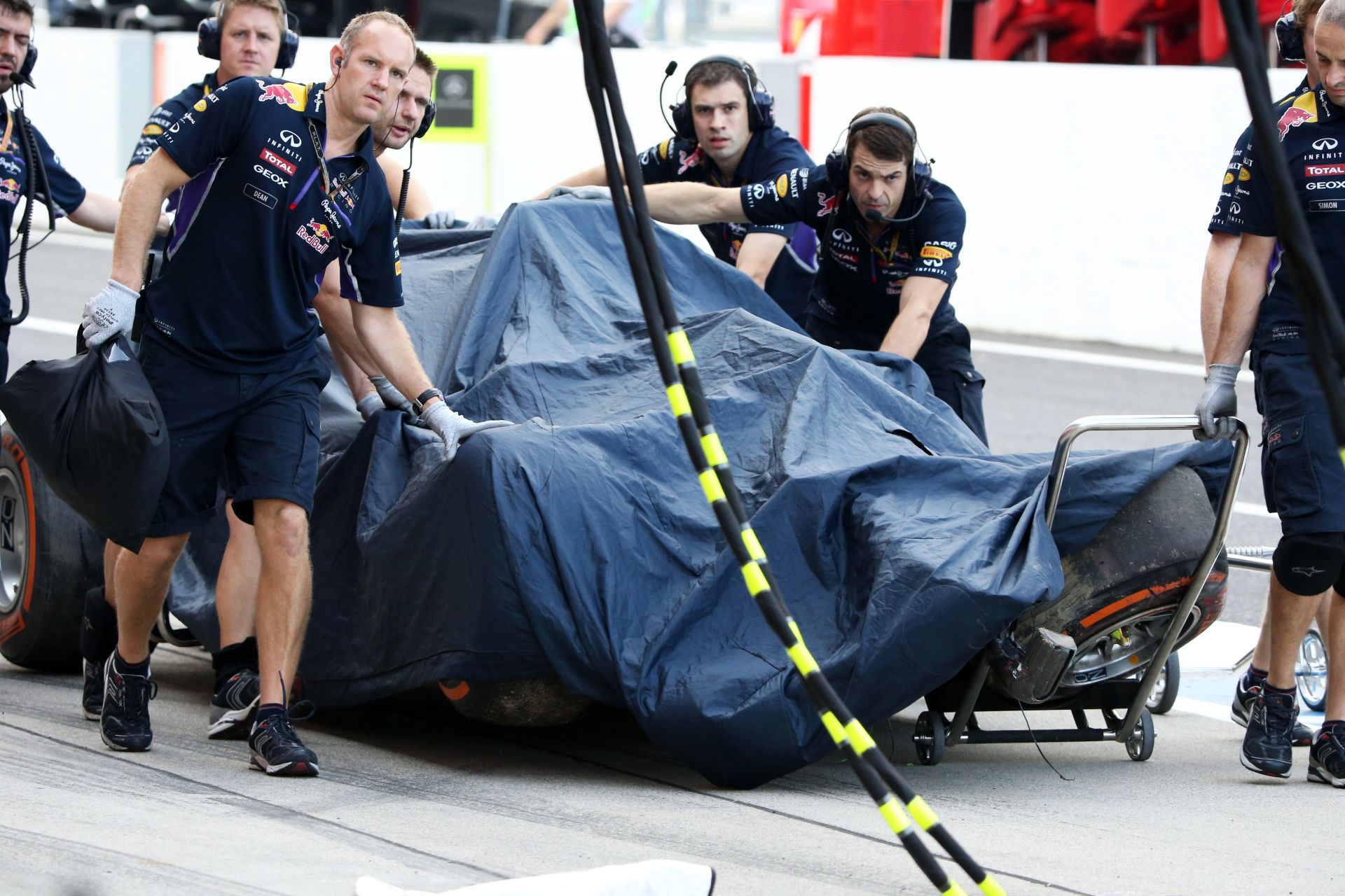 Videón Ricciardo és Kobayashi autótörése Suzukából: A gumifal lett a végállomás