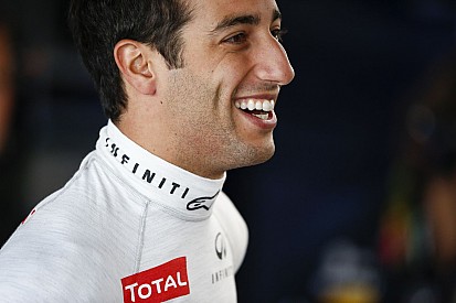 Kiderült, mitől jobb Ricciardo Vettelnél: Nyelves puszi a Red Bullra