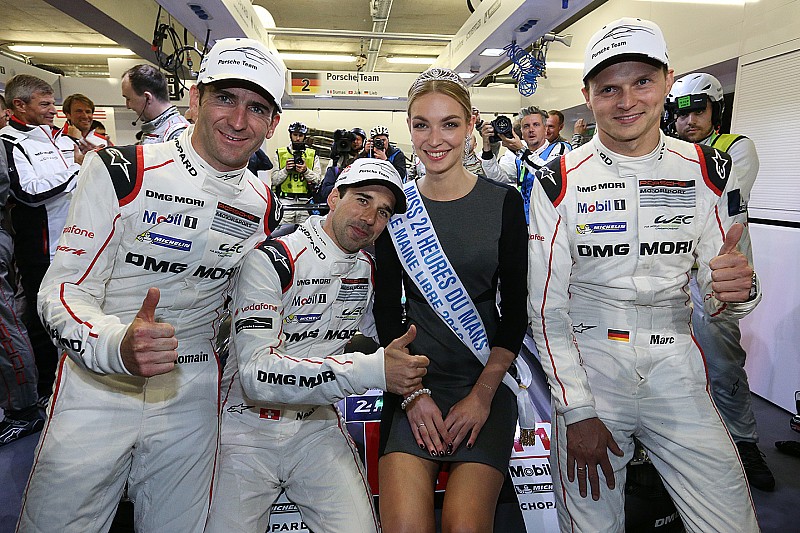 Ganadores de la pole #2 Porsche Team Porsche 919 Hybrid: Romain Dumas, Neel Jani, Marc Lieb con Miss 24 Horas de Le Mans