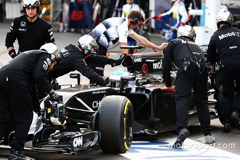 Fernando Alonso, McLaren MP4-31 retired from the race