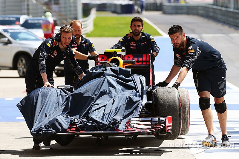 Verstappen attacca i cordoli: