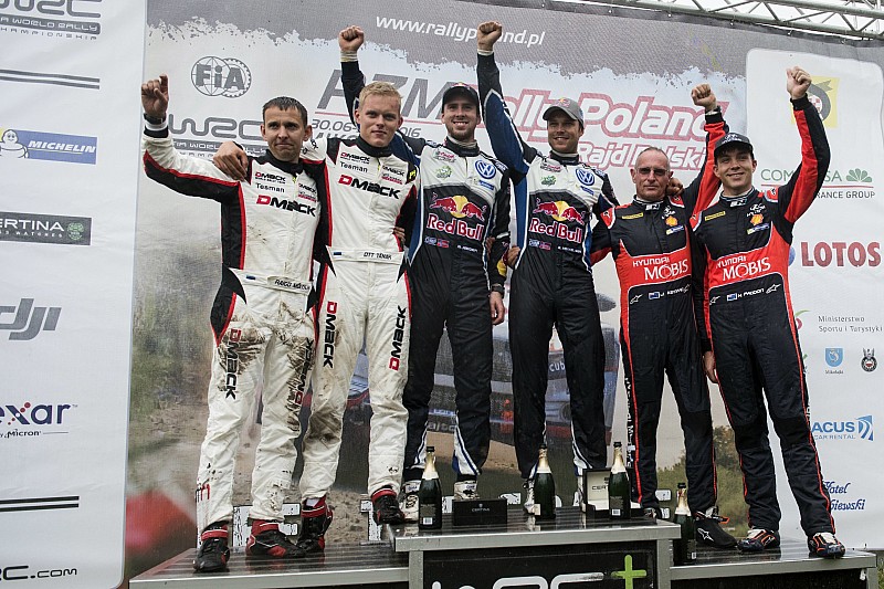Podio: Ganadores Andreas Mikkelsen, Anders Jäger, Volkswagen Polo WRC, Volkswagen Motorsport; segundo lugar Ott Tanak, Raigo Molder, DMACK World Rally Team; terce lugar Hayden Paddon, John Kennard, Hyundai i20 WRC, Hyundai Motorsport