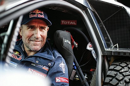Peterhansel es el l&iacute;der; Loeb marcha en tercero