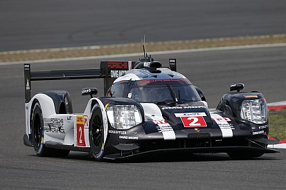 Nurburgring, 3°Ora: la neutralizzazione aiuta le Porsche