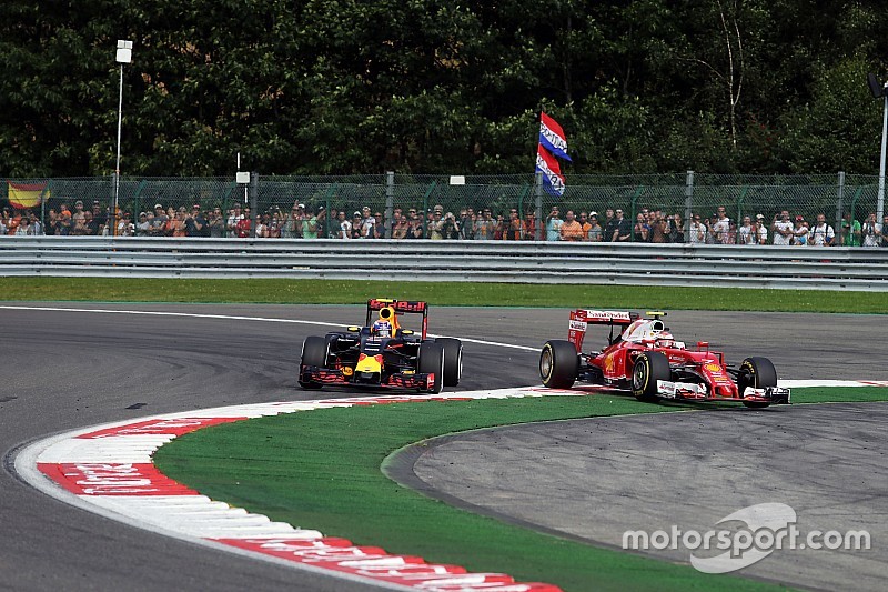 Max Verstappen, Red Bull Racing RB12 y Kimi Raikkonen, Batalla de Ferrari SF16-H para la posici&oacute;n
