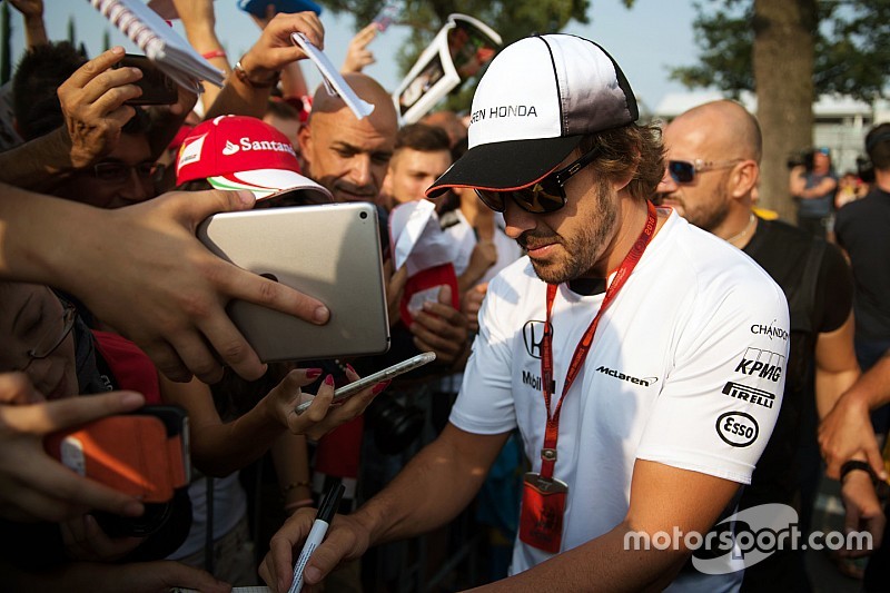 Fernando Alonso, McLaren firma de autógrafos para los fans
