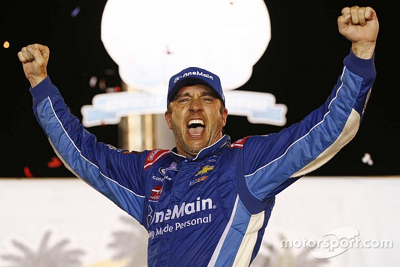 Race winner Elliott Sadler, JR Motorsports Chevrolet