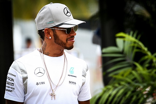 Hamilton diz que encara "uma corrida por vez" em reta final
