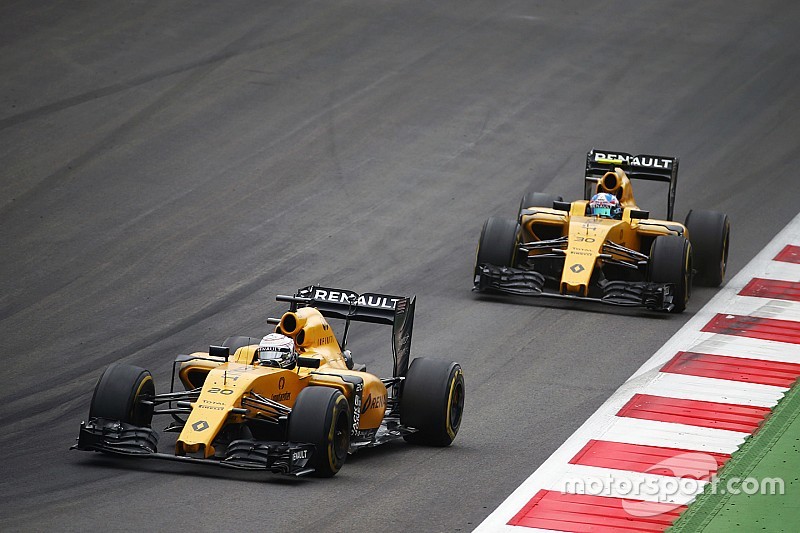 Kevin Magnussen, Renault Sport F1 Team RS16 y Jolyon Palmer, Renault Sport F1 Team RS16