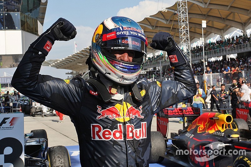 Race winner Daniel Ricciardo, Red Bull Racing celebrates in parc ferme