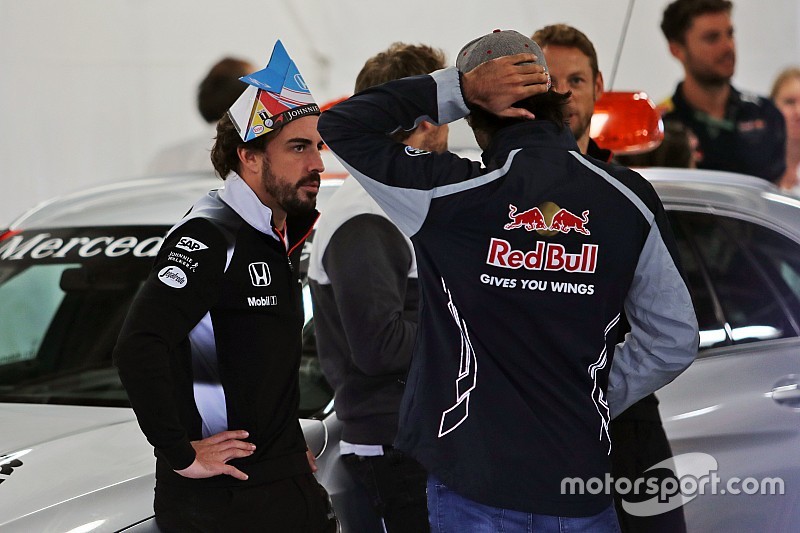 Fernando Alonso, McLaren con Carlos Sainz Jr., Scuderia Toro Rosso en el desfile de pilotos