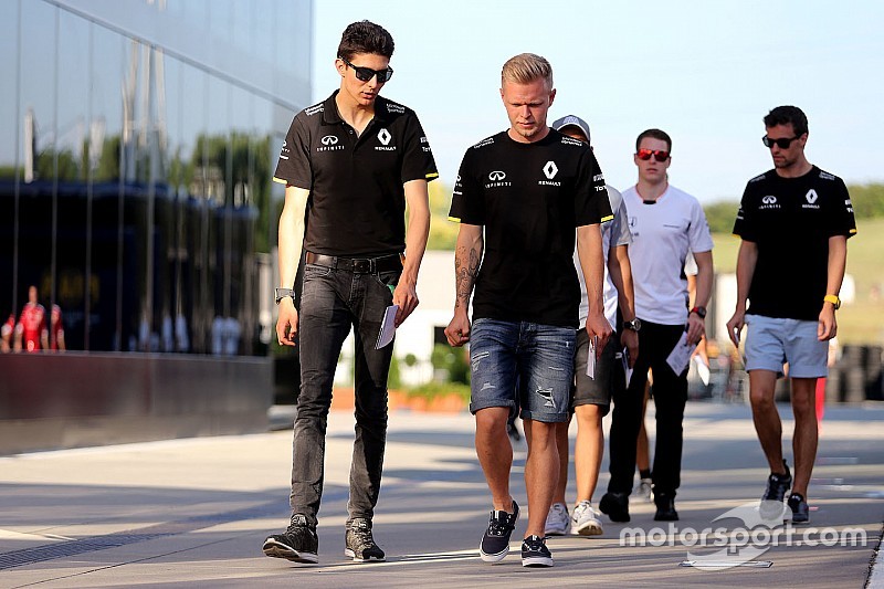 Esteban Ocon, tercer piloto Renault Sport F1 Team yKevin Magnussen, Renault Sport F1 Team