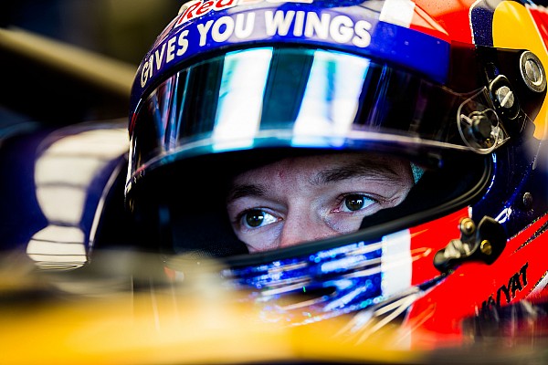Villeneuve: "Los resultados de Kvyat no merec&iacute;an un contrato para 2017"