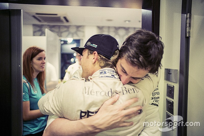 Nico Rosberg, de Mercedes AMG F1, 2016 victoria del Campeonato Mundial detr&aacute;s de las c&aacute;maras