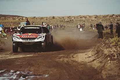 Dakar 2017: Stephane Peterhansel rijdt motorrijder aan