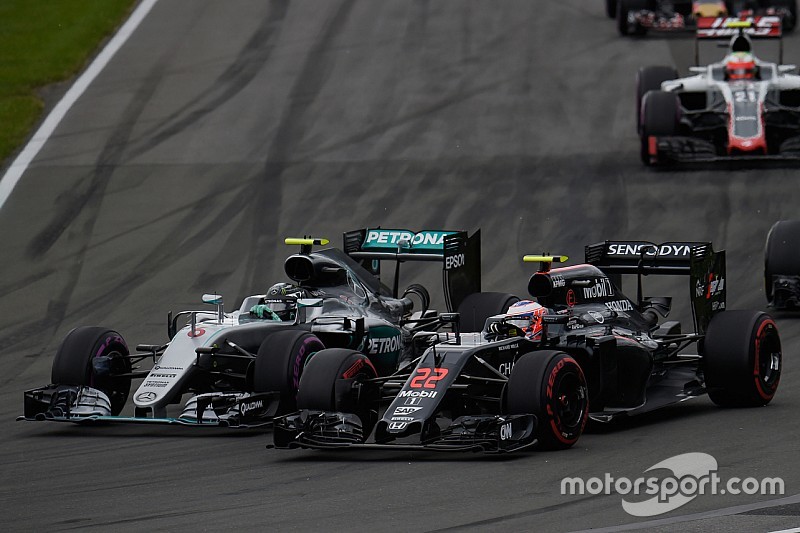 Nico Rosberg, Mercedes AMG F1 W07 Hybrid y Jenson Button, McLaren MP4-31