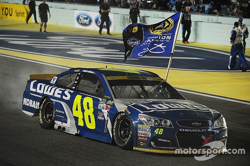 Ganador de la carrera y campeón 2016 Jimmie Johnson, Hendrick Motorsports Chevrolet