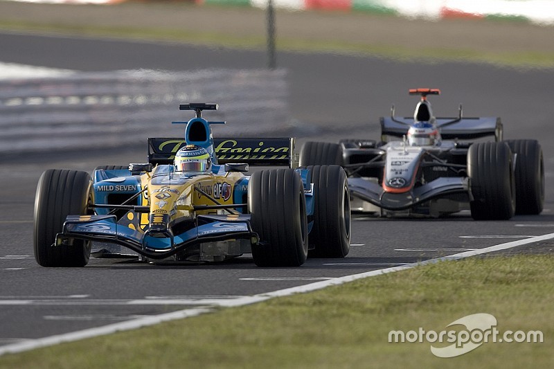 Giancarlo Fisichella, Renault R25, lidera a Kimi Raikkonen, McLaren Mercedes MP4-20