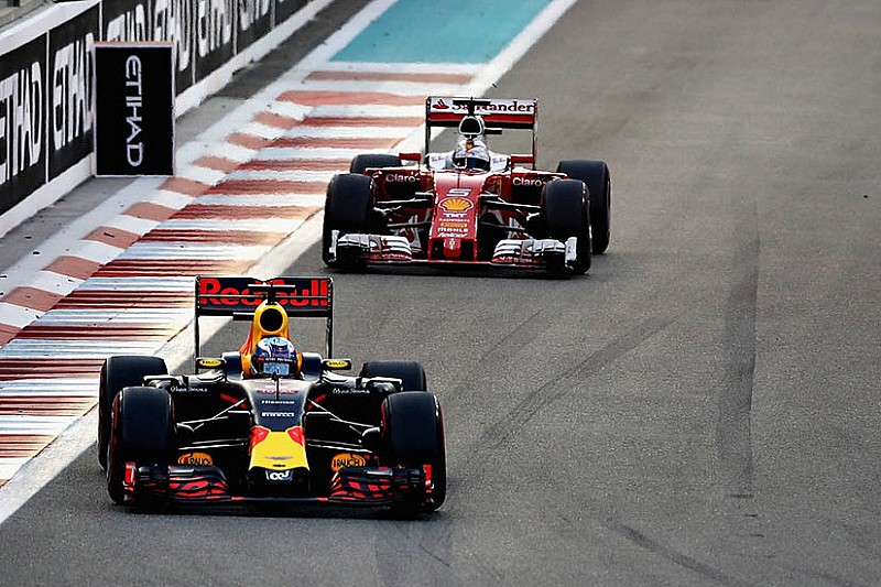 Daniel Ricciardo, Red Bull Racing RB12 leads Sebastian Vettel, Ferrari SF16-H