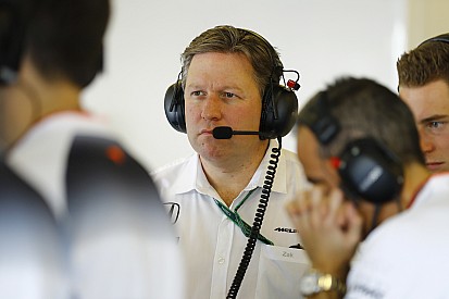 Pessimista, chefe da McLaren crava: “não vamos vencer em 17”