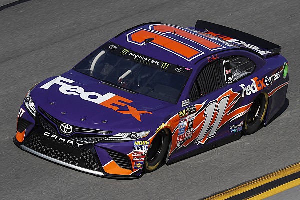 Denny Hamlin vence a Earnhardt en el segundo Duelo